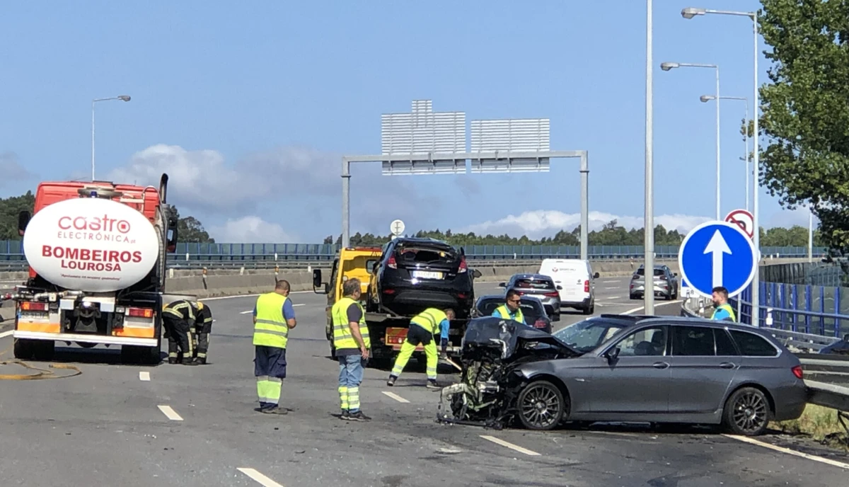 Acidente com carro em contramão causa um morto e corta A41