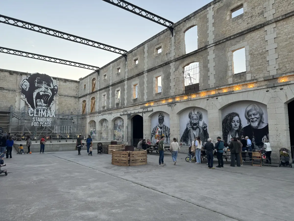 Trabalhos do artista francês Goin estão em destaque no Darwin Camp, em Bordéus, França.