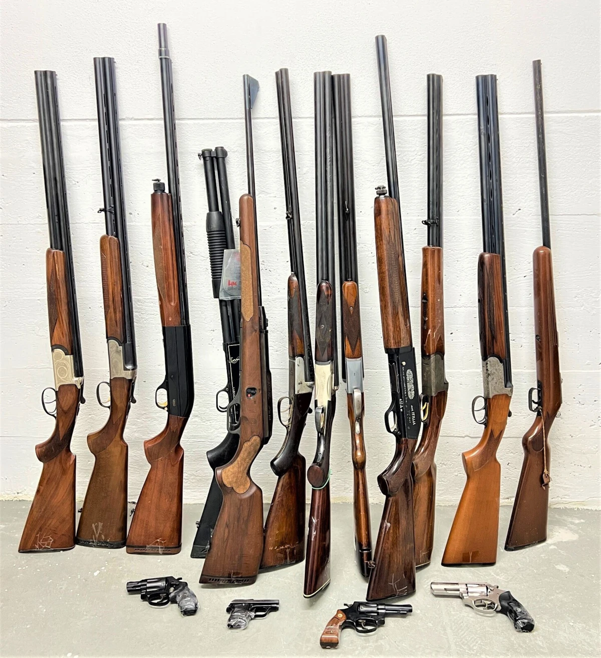 Armas apreendidas encontravam-se fora das condições legais, por os seus proprietários terem deixado caducar a Licença de Uso e Porte de Arma e não terem procedido à renovação da mesma em tempo &u