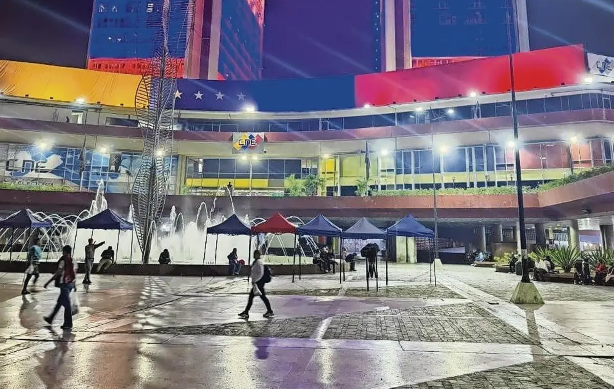 Nas ruas de Caracas, as lojas vão-se enchendo para as compras de Natal