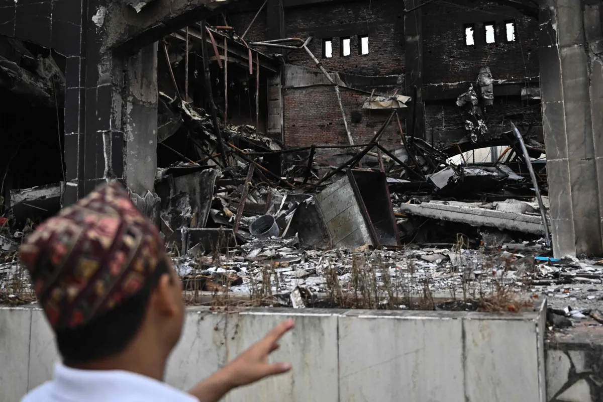 Os protestos incendiaram infraestruturas-chave do Estado