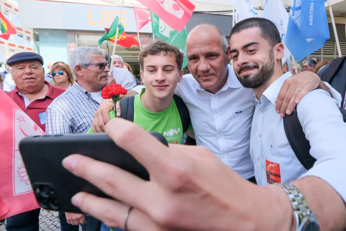 Paulo Raimundo numa ação de campanha no Barreiro