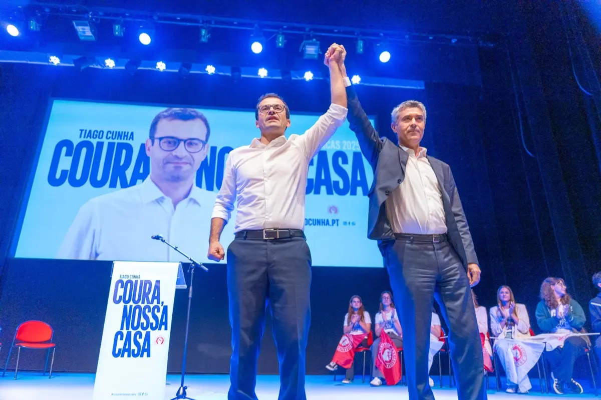 Tiago Cunha acompanhado pelo secretário-geral do PS, José Luís Carneiro