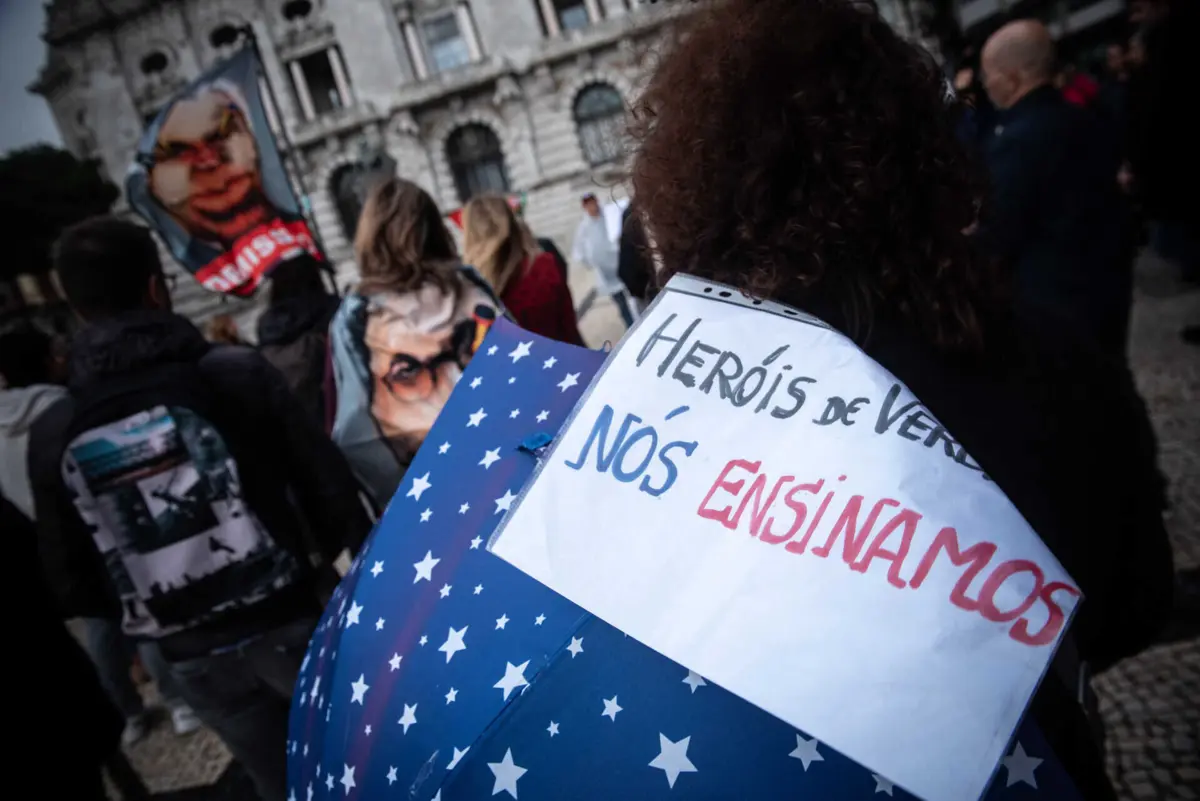 Docentes contestam desigualdade para com profissionais do setor privado