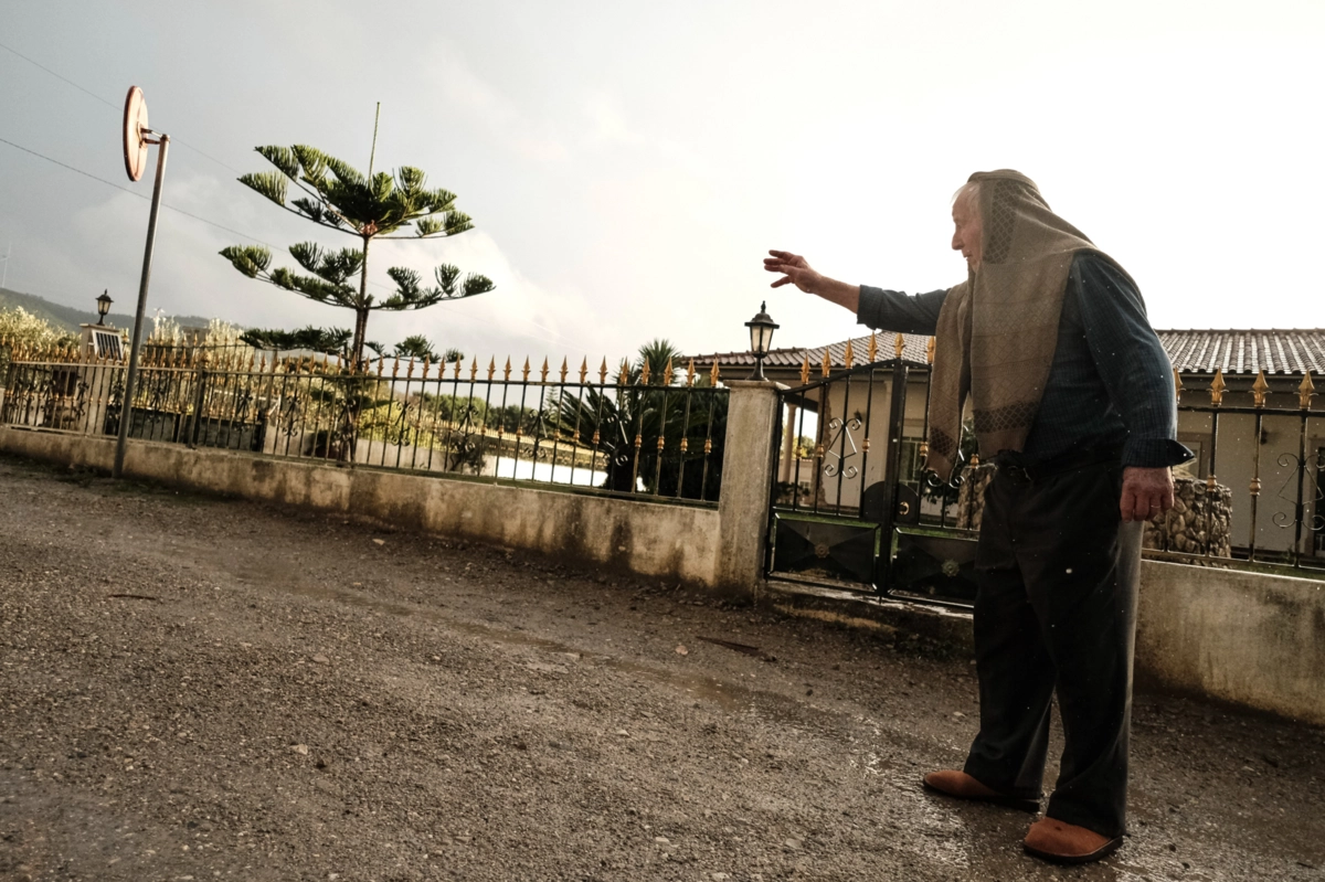 Vizinho aponta o local onde vizinho parou a sua carrinha e foi abatido