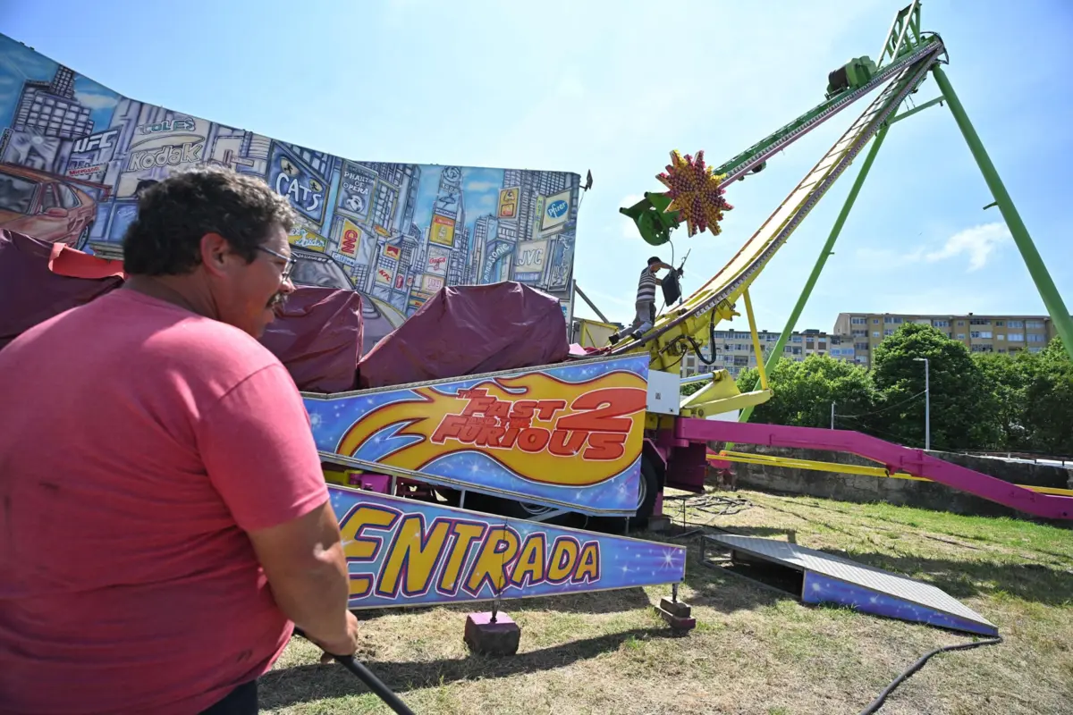 Comerciantes numa azáfama a montar os espaços