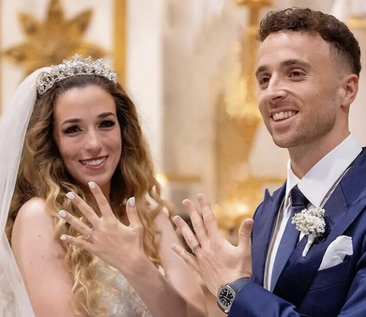 No dia 22 de junho, Diogo Jota casou-se com Rute Cardoso, com quem estava há mais de dez anos. Deixa três filhos pequenos