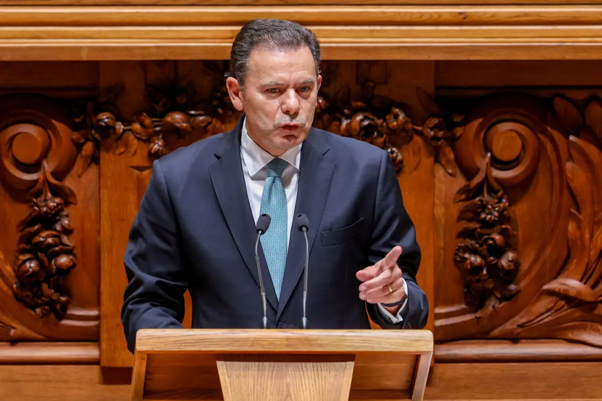 "A corrupção combate-se democraticamente", diz Luís Montenegro