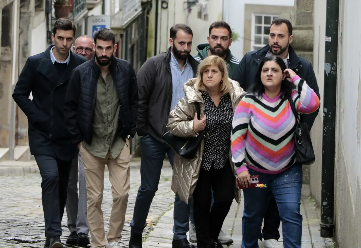 Alguns dos arguidos na chegada ao Tribunal de São João Novo, no Porto