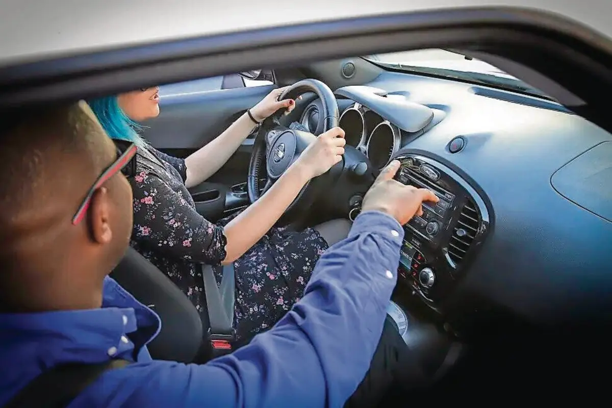 Escola de condução alegou que o instrutor, na primeira aula da instruenda, não deveria ter saído do parque de estacionamento