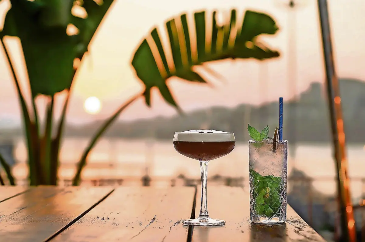 Expresso Martini e mojito, no Rooftop Santa Catarina, na Afurada.