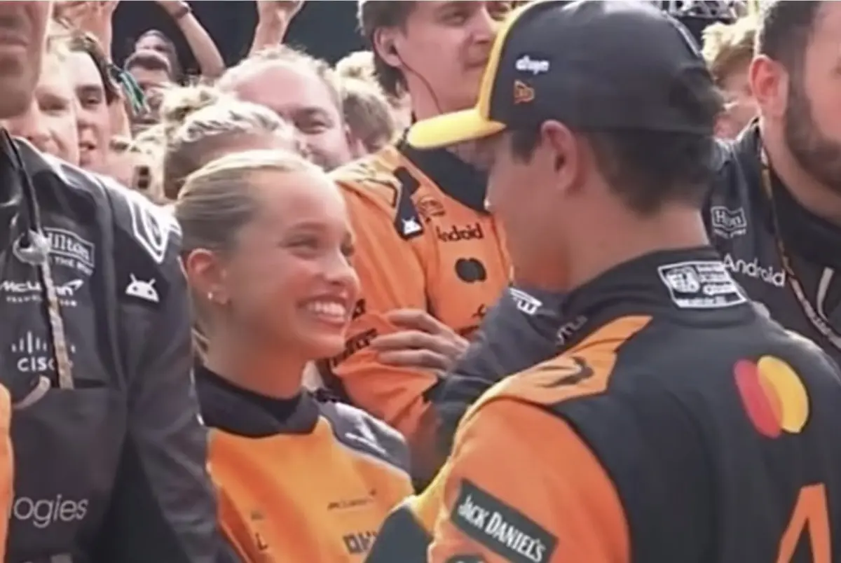 Depois do primeiro beijo apanhado pelo TV no Grande Prémio da Hungria, Margarida Corceiro e Lando Norris foram fotografados a namorar em Ibiza