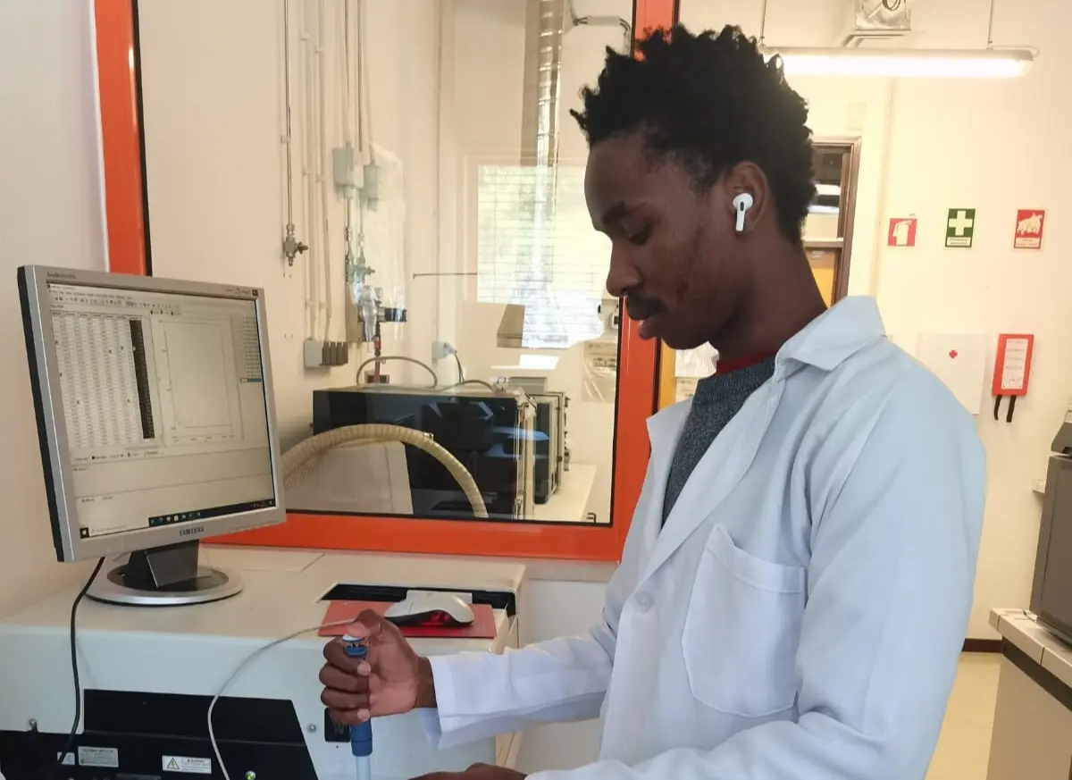 Gercílio Luís Chichava analisou amostras de aguardente tradicional