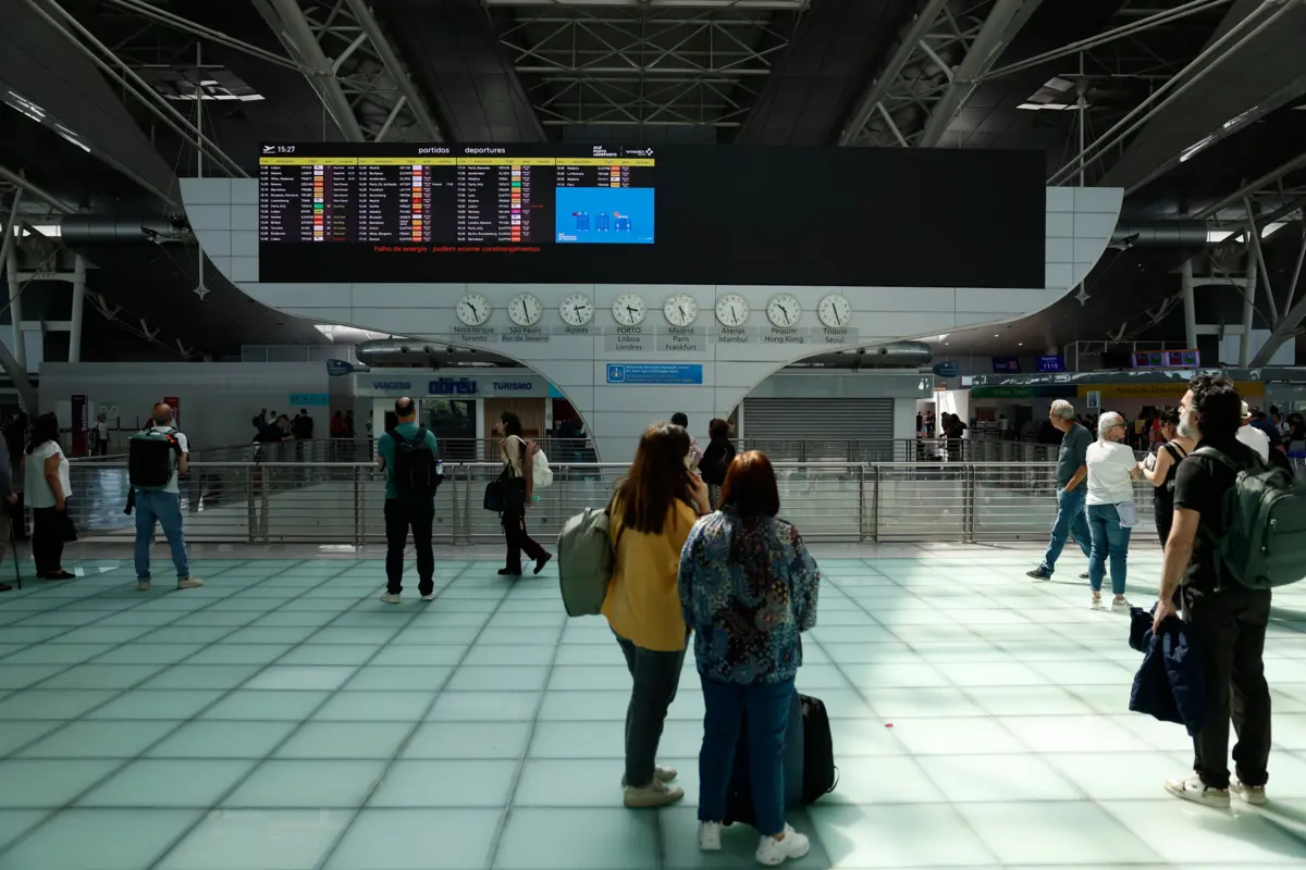 Passageiros já não precisam de tirar os equipamentos eletrónicos da bagagem nos controlos de segurança, mas só nos aeroportos com os novos "scanners"