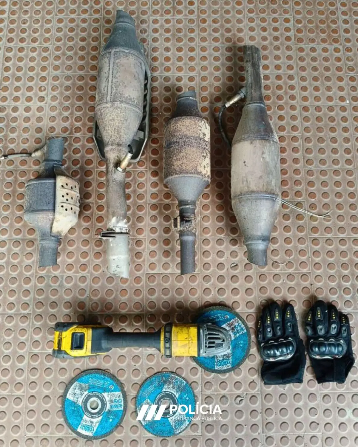 Polícia apreendeu quatro catalisadores e diversas ferramentas