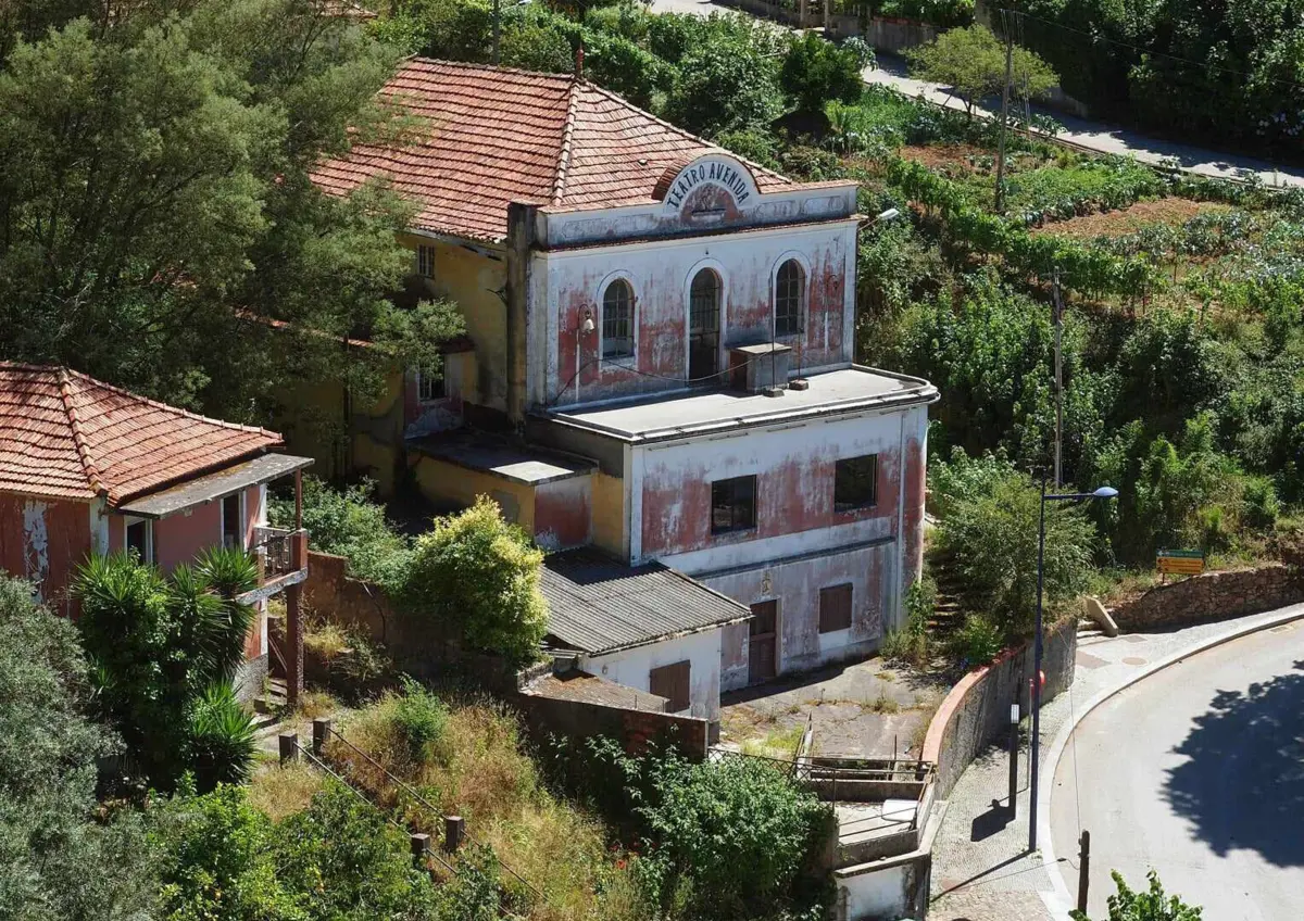 Teatro Avenida fica na parte alta do Luso, junto à Mata Nacional do Bussaco