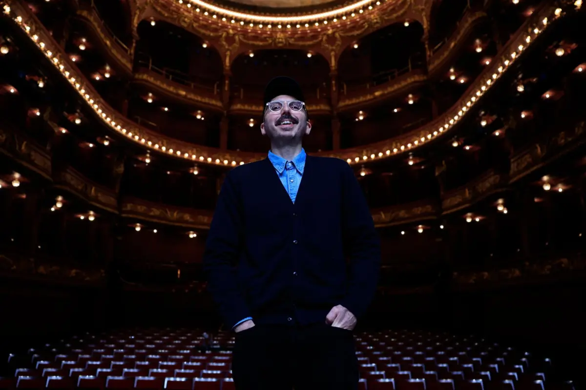 Victor Hugo Pontes no palco do Teatro Nacional São João que agora dirige