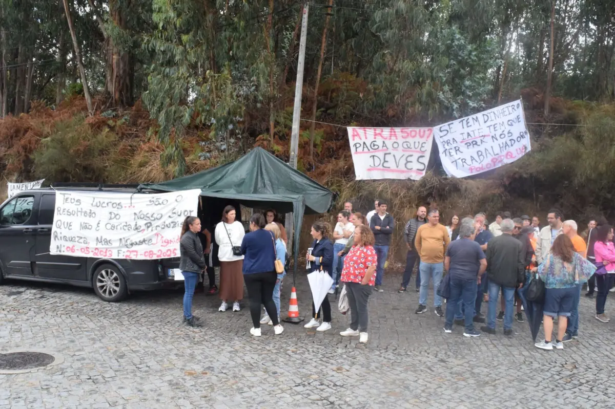 Trabalhadores montaram um piquete em frente à sede da Polopiqué, em Vilarinho