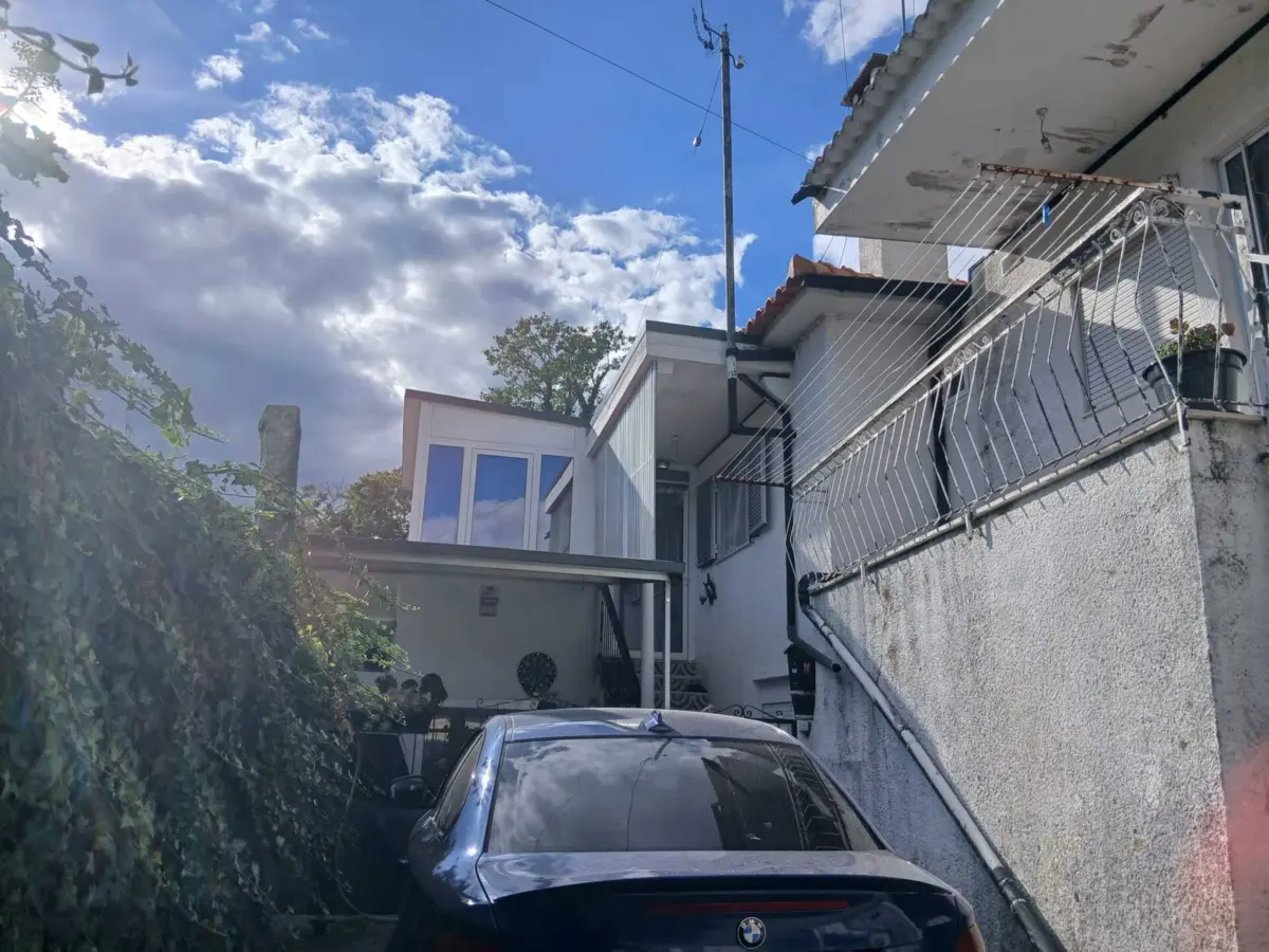 Carro do suspeito continuava estacionado, este domingo à tarde, junto ao local do crime