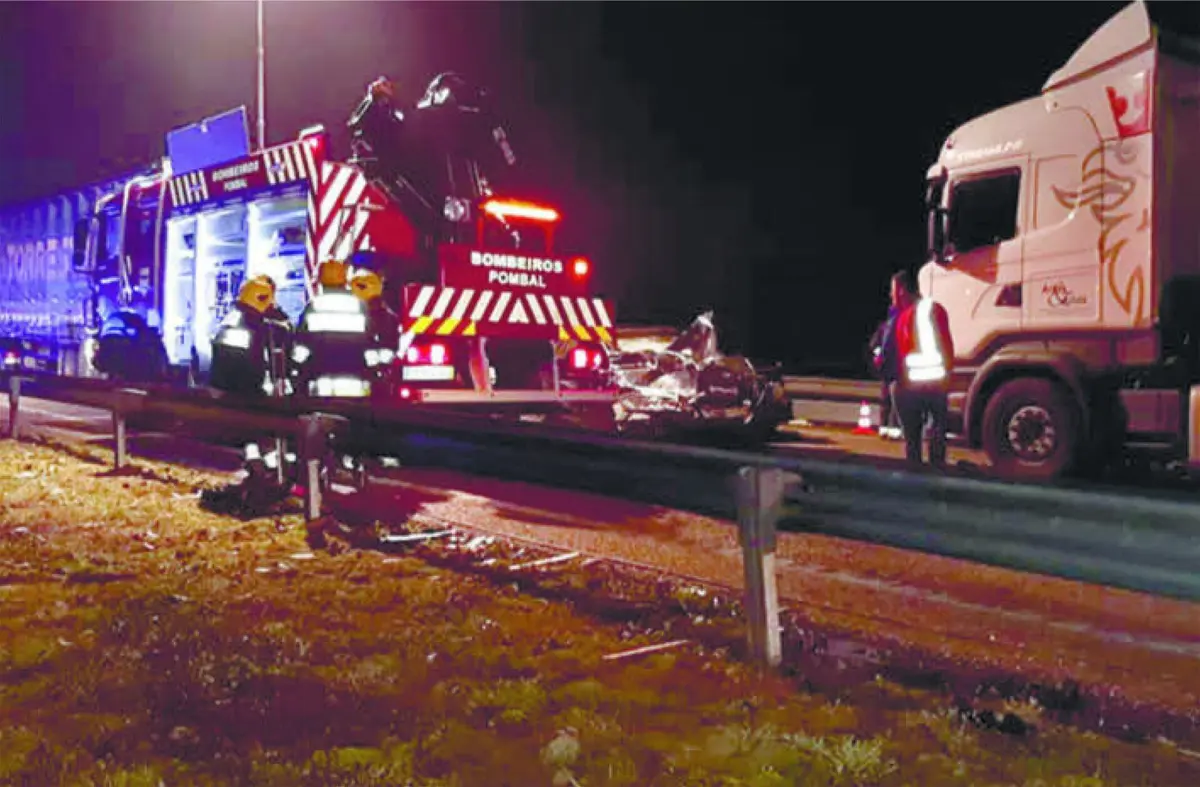 Bombeiros acorreram ao acidente e ainda tiveram de apagar sobrantes a arder