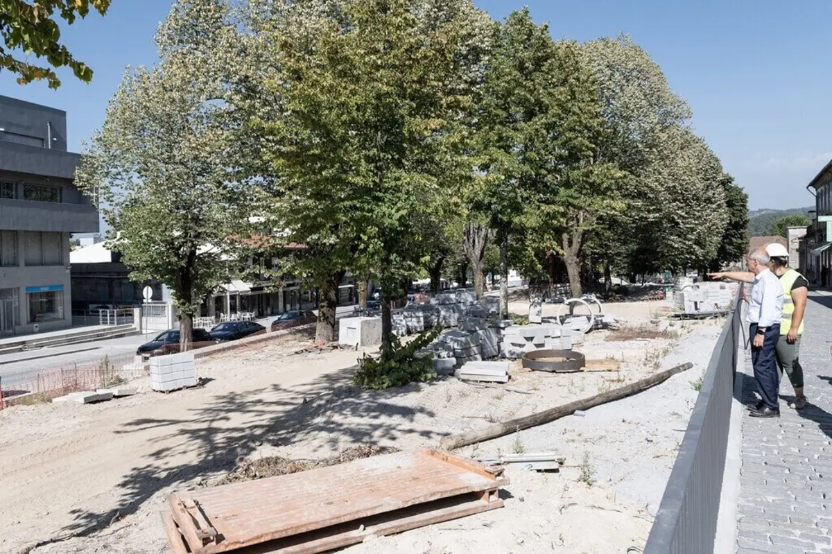 Domingos Bragança em visita às obras no centro da vila das Taipas