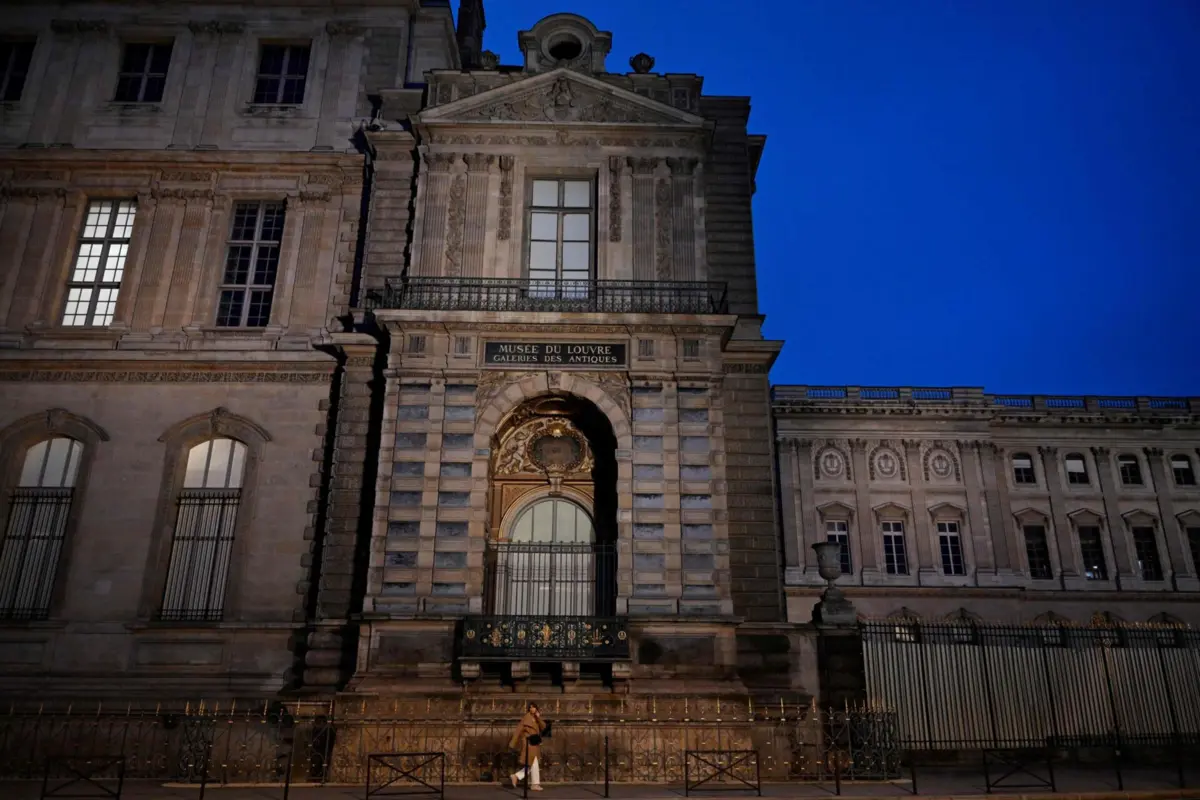 Imagem de contexto do artigo Funcionários do Louvre marcam greve por más condições de trabalho