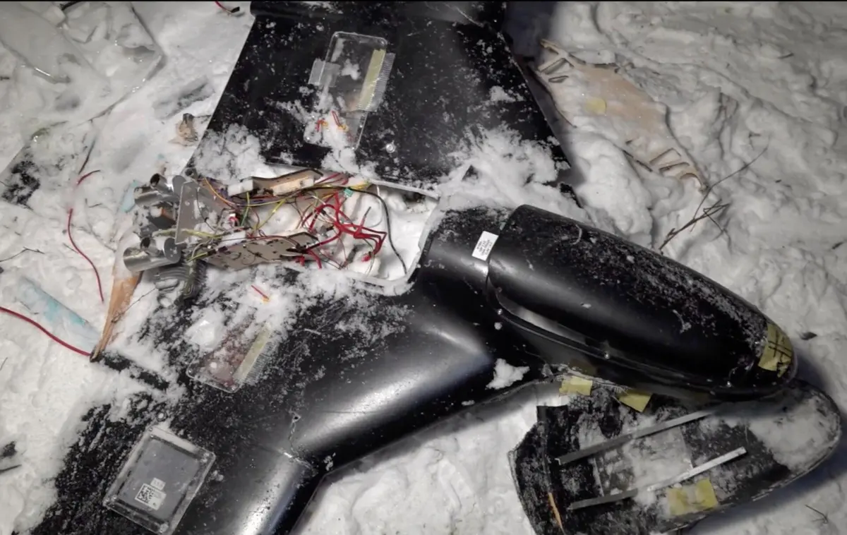 Imagem extraída de um vídeo divulgado pelo Ministério da Defesa russo mostra destroços de um veículo aéreo não tripulado que terá sido abatido durante uma tentativa de ataque à residência oficial de Putin