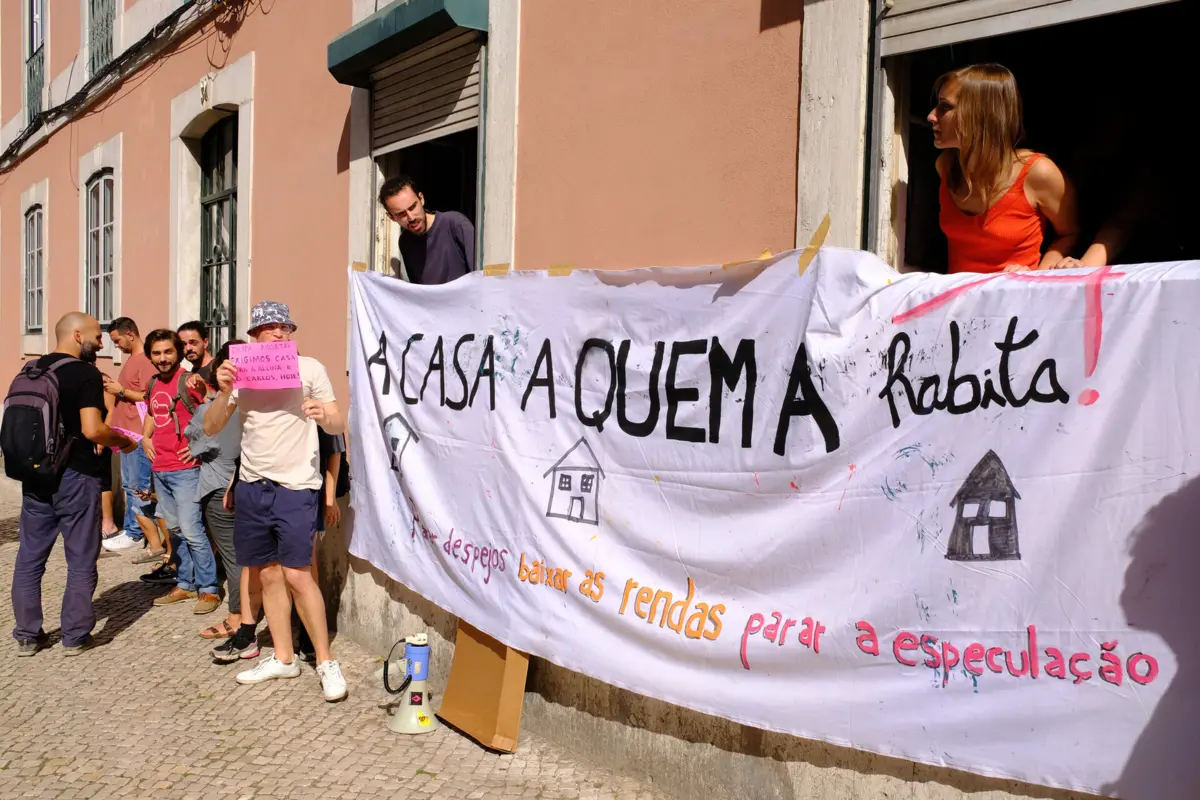 Vários elementos da associação Habita à porta da casa de Alcina em Arroios