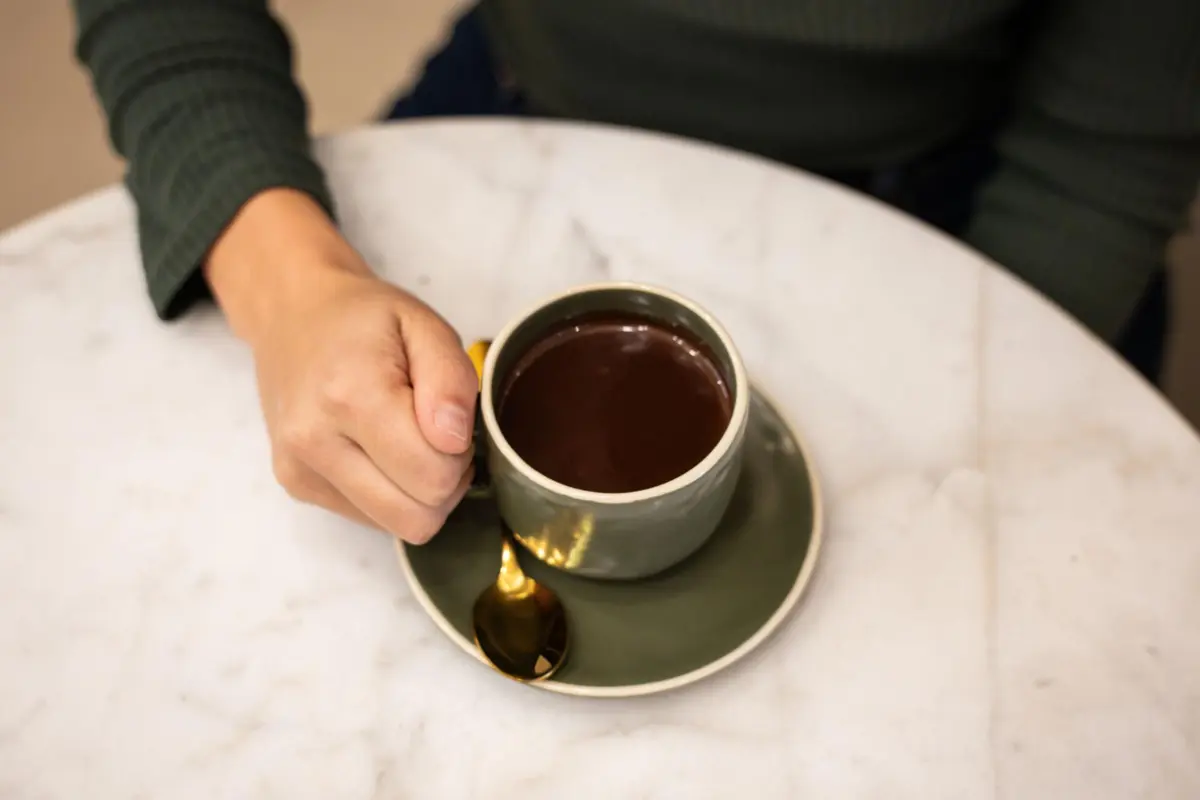 O chocolate quente é, por estes dias, um dos produtos mais pedidos na Raro Cacau.