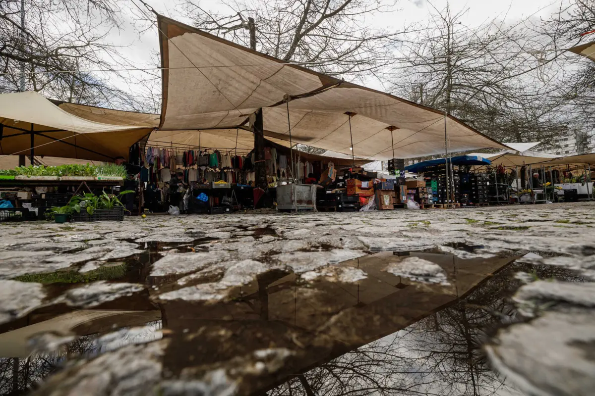 Piso do recinto da feira está muito degradado