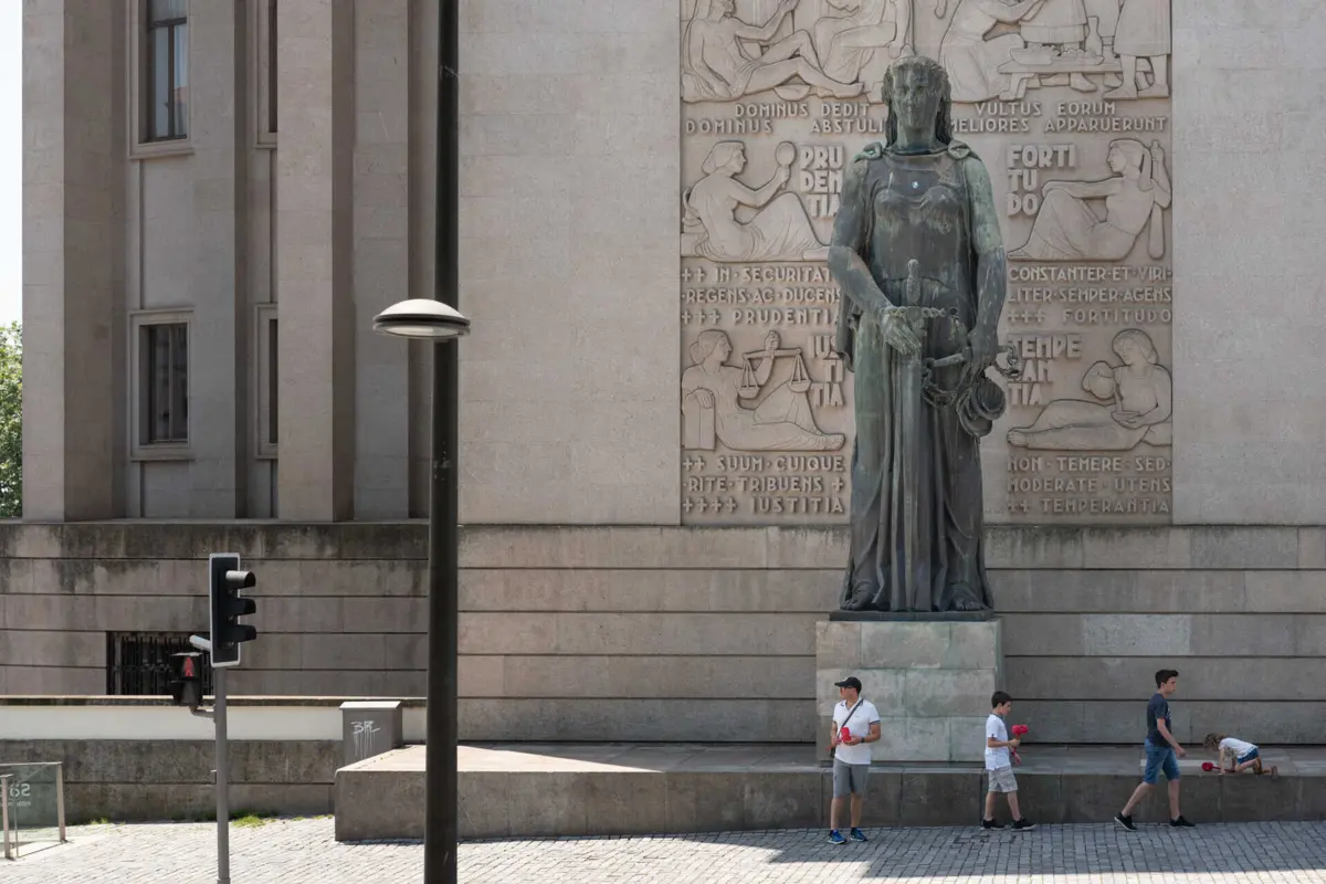 Tribunal da Relação do Porto decidiu a favor da acusada de agredir agente de execução