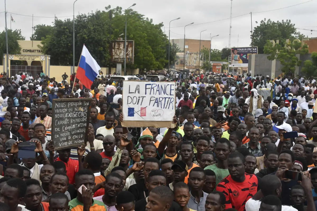 Manifestantes em Niamey protestam contra a presença francesa no país