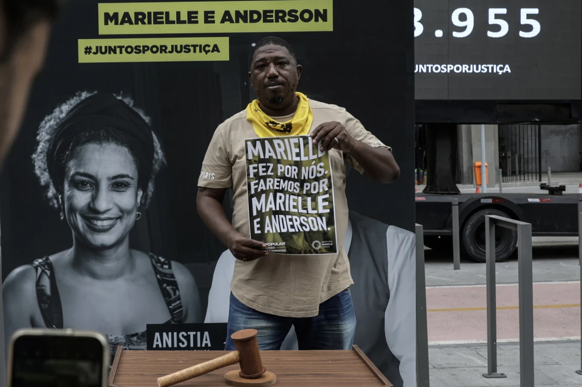 Marielle Franco era membro do Partido Socialismo e Liberdade (PSOL), tinha 38 anos, era negra, lésbica, nascida numa favela e toda a sua atividade política era dedicada à defesa dos direitos humanos