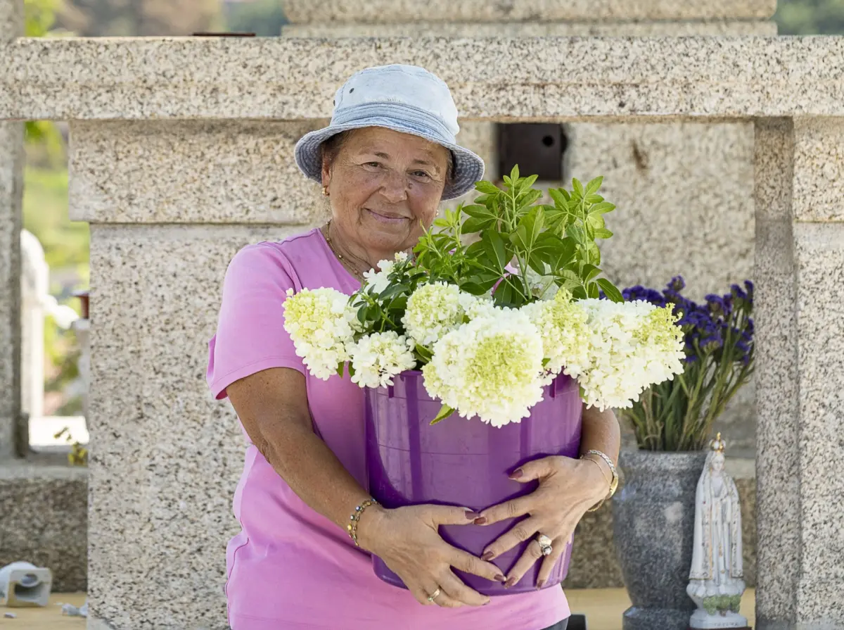 Ana Araújo, sempre que vem à terra natal, coloca flores no santuário e reza todas as semanas