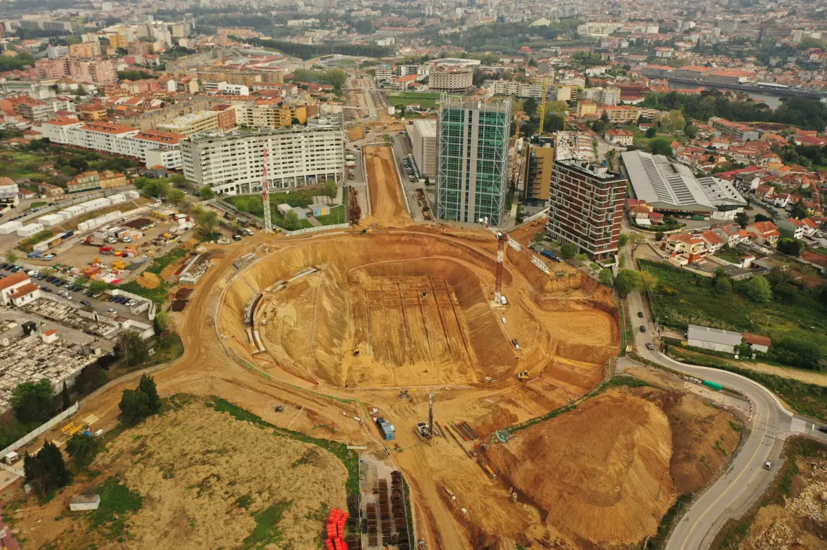 Imagem de contexto do artigo Imagens aéreas mostram nova fase de rotunda que desapareceu em Gaia