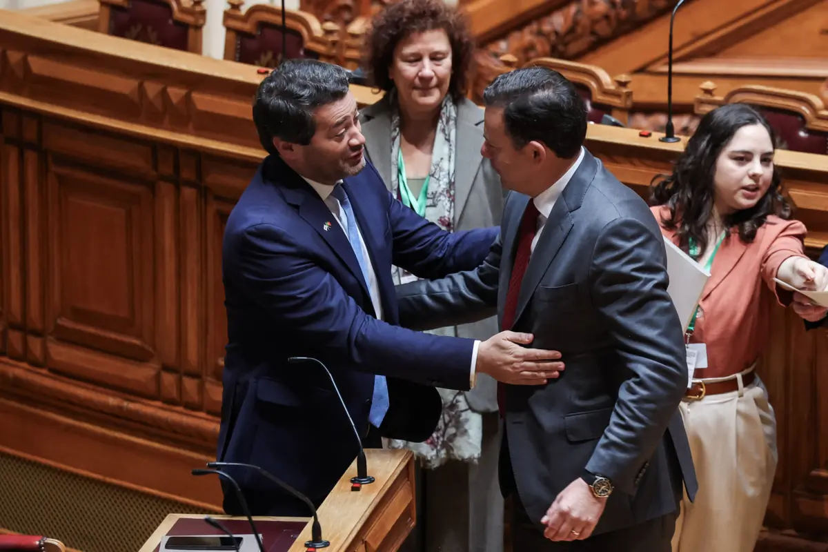 Líderes do Chega e do PSD abraçaram-se