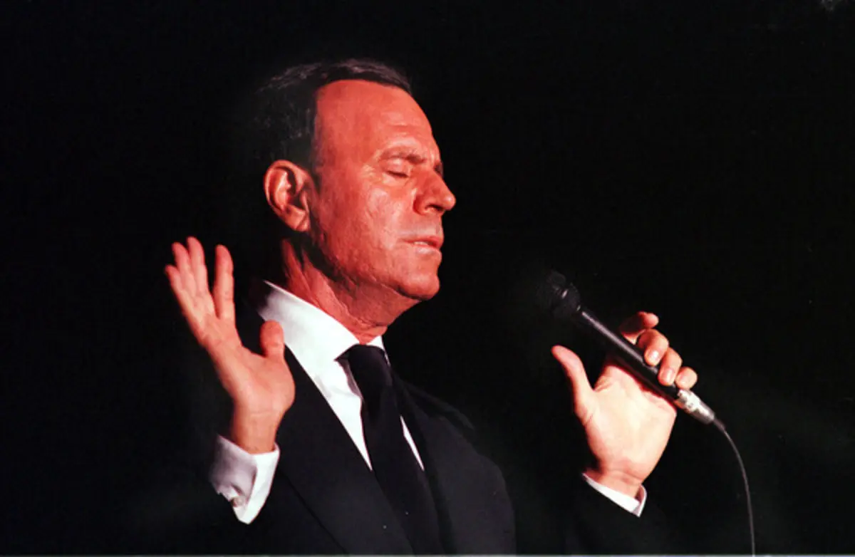 Julio Iglesias detém vários recordes mundiais como cantor latino.