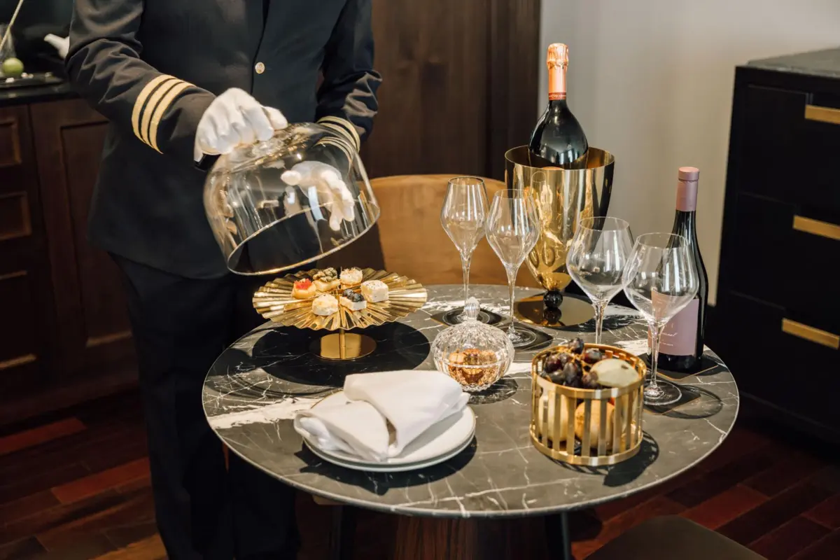 O hotel distingue-se dos demais cinco estrelas pelo serviço de mordomo privado em casa suíte.