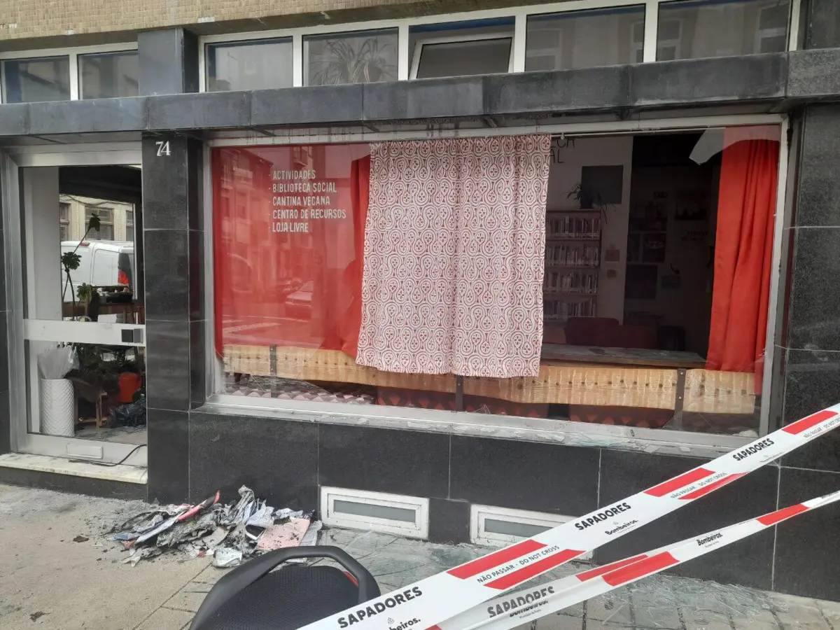 Suspeito entrou na sede, partiu os vidros da porta e da montra, vandalizou o interior e ateou um incêndio