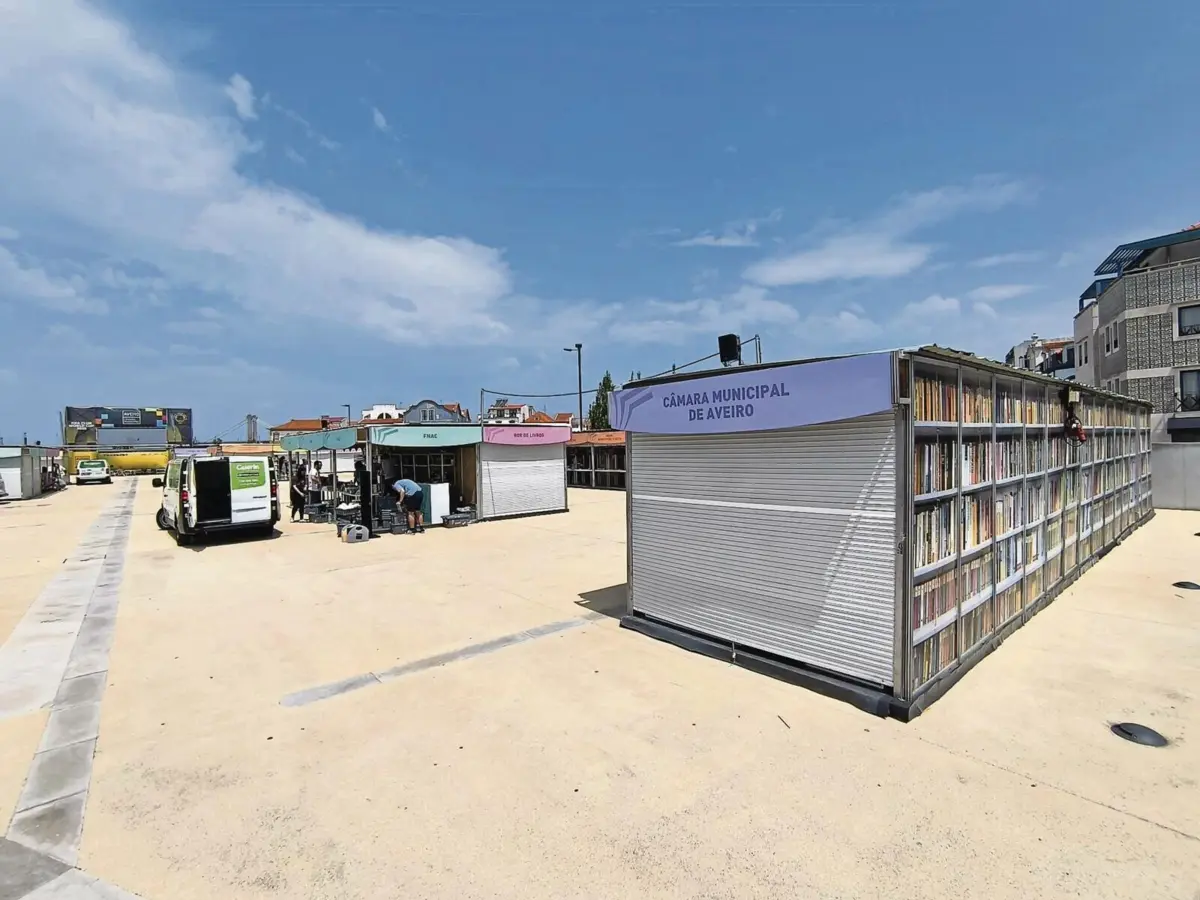 Preparativos para a Feira do Livro, no Rossio