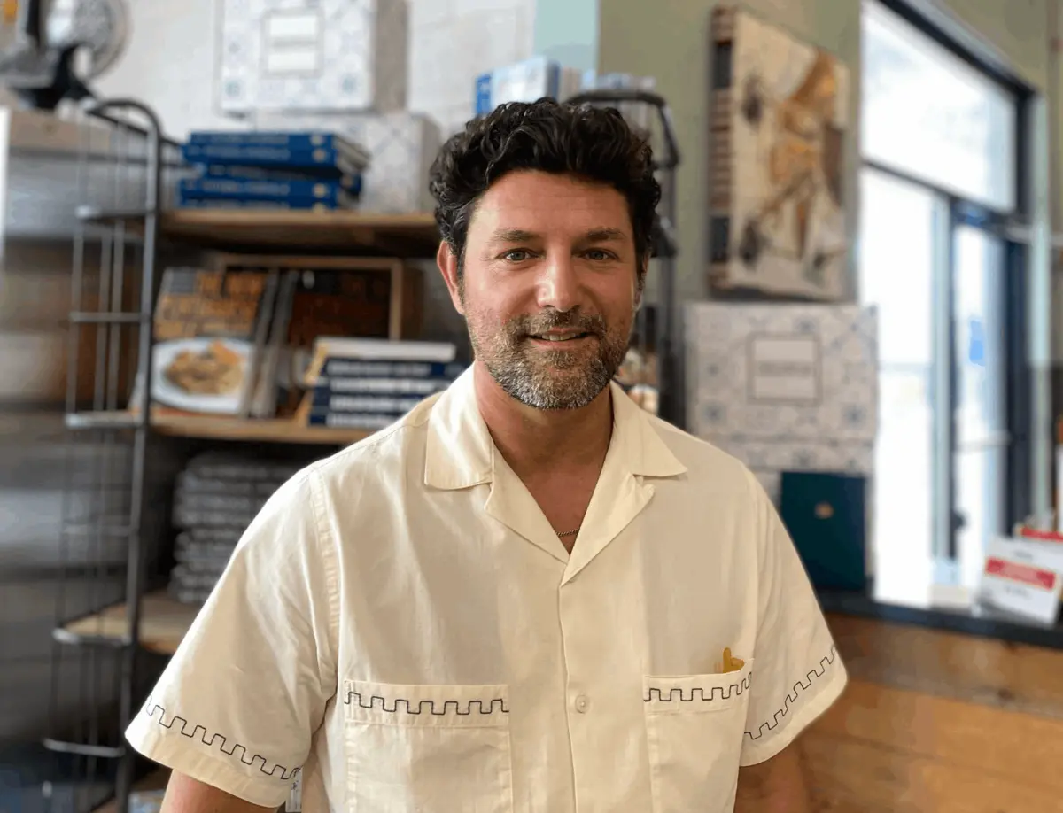 No Portugalia Market Place, em Fall River, Michael Benavides, 47 anos, está a trabalhar com esforço