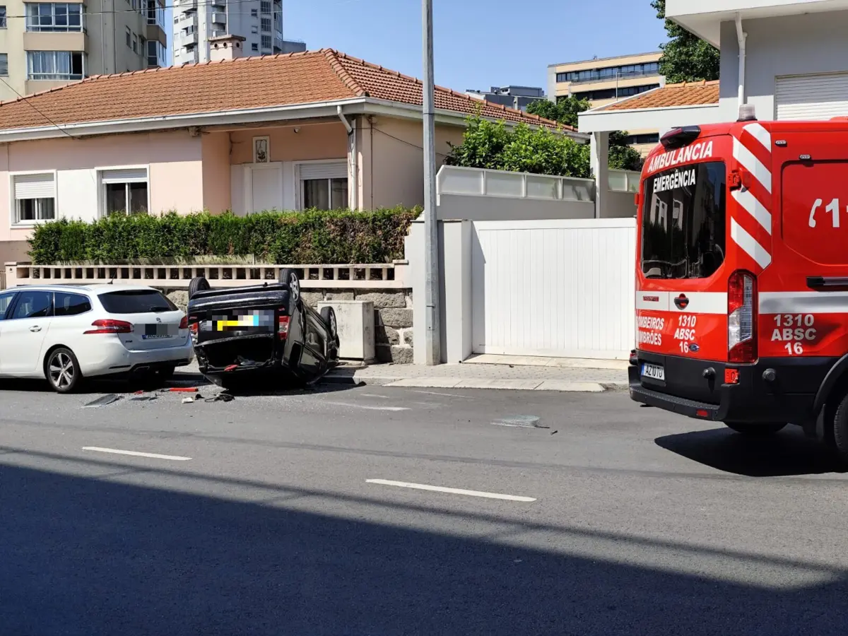 Do acidente resultaram dois feridos