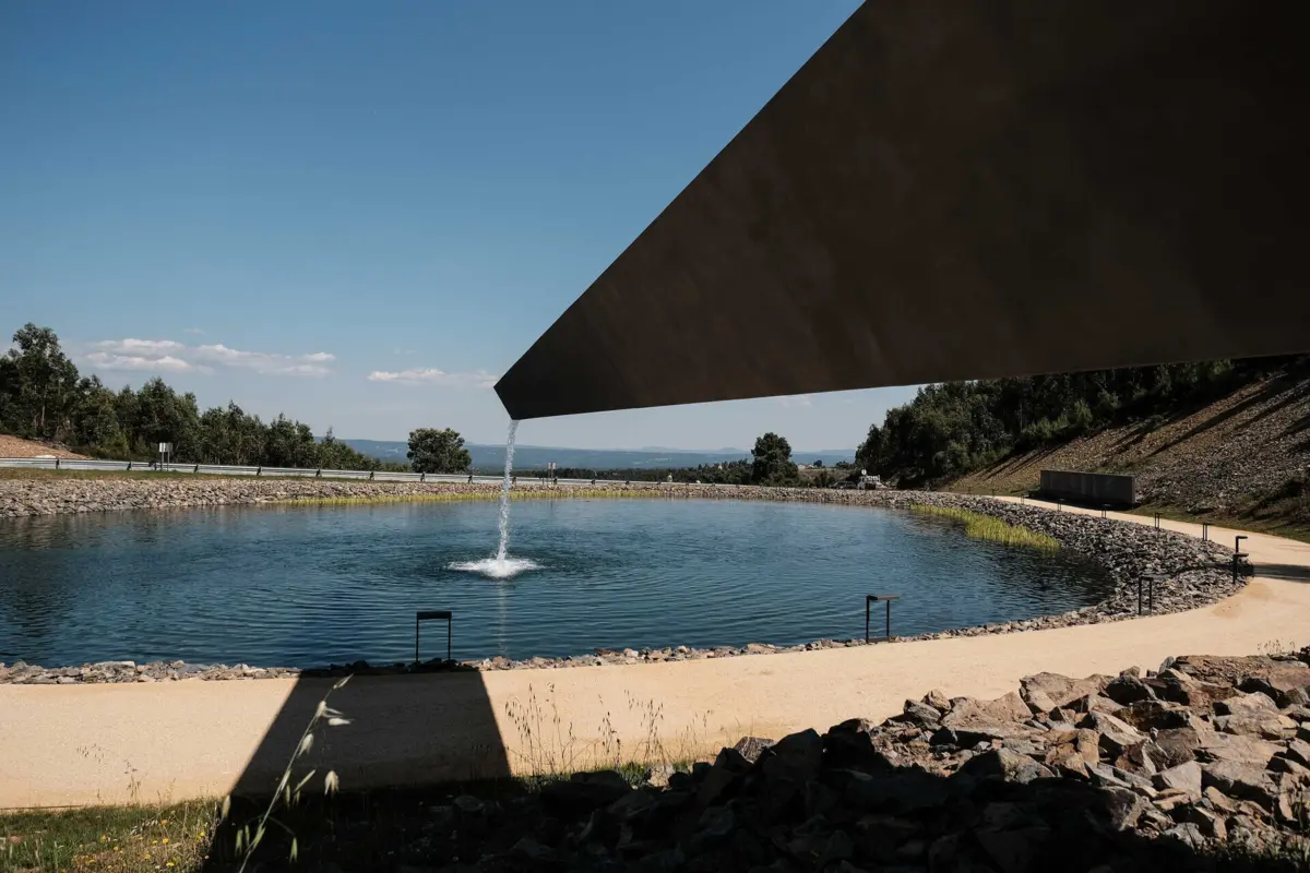 Comandante de operações de socorro diz que a estrutura metálica que abastece o lago tornaria a manobra das aeronaves arriscada