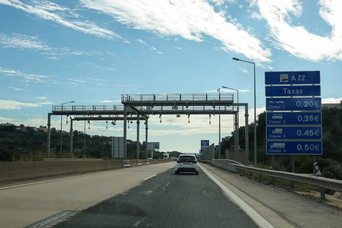 Imagem de contexto do artigo Portagens na A22 não são cobradas mas máquinas "easytoll" continuam a funcionar