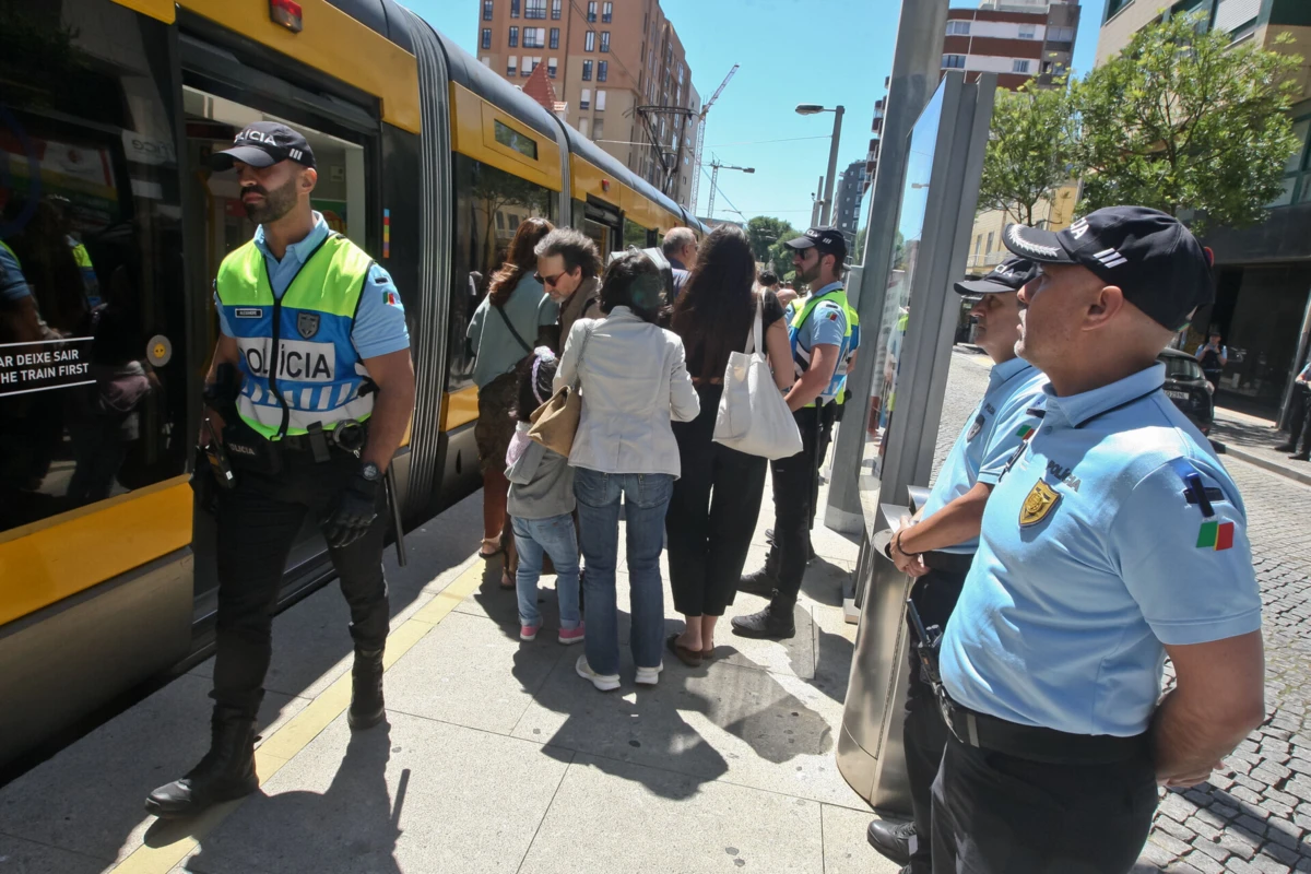 PSP tem feito rusgas junto à estação de metro de Matosinhos Sul e apreendido armas brancas