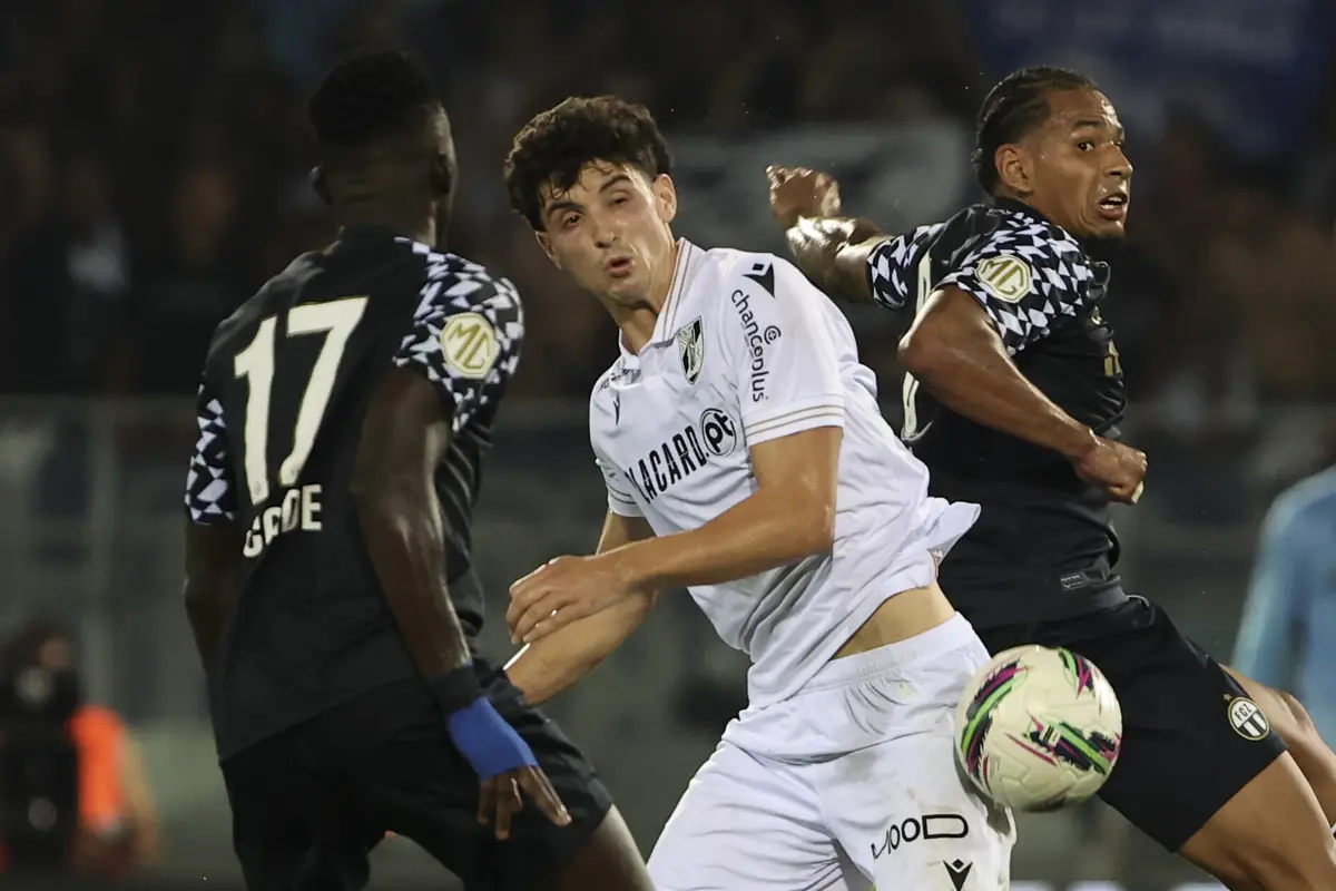 Manu muda-se para a Luz