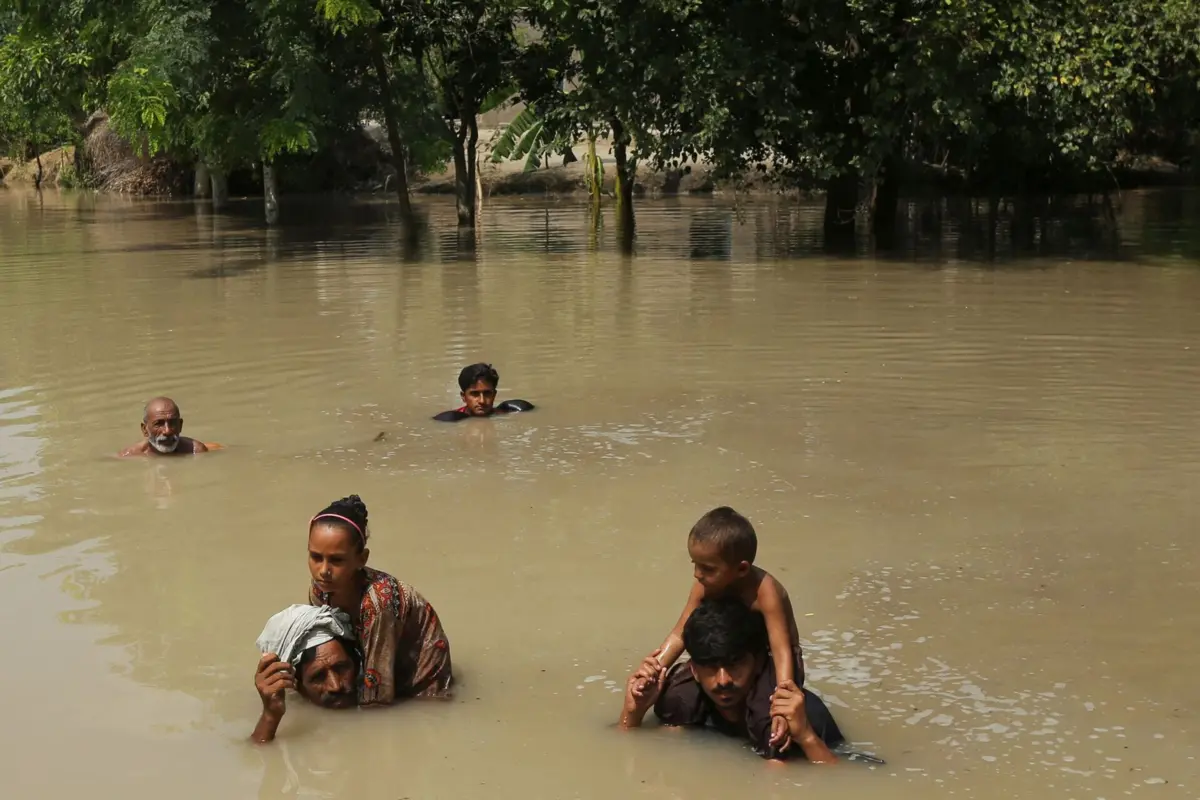 Transbordo do rio Indo, na província do Punjab, destruiu diques e inundou dezenas de aldeias