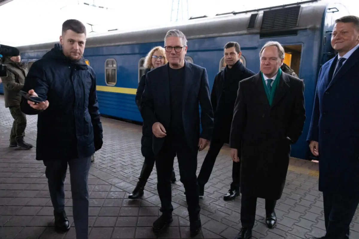 Keir Starmer à chegada a Kiev