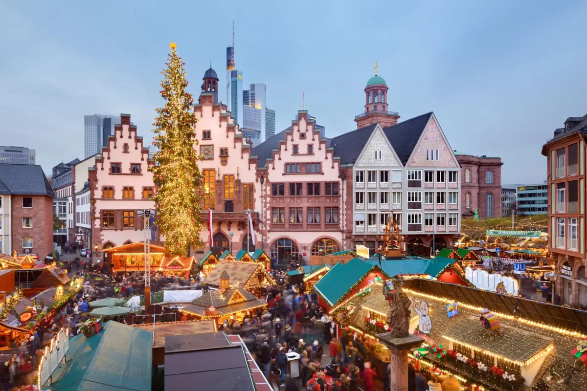 O mercado na praça de Römerberg, em Frankfurt
