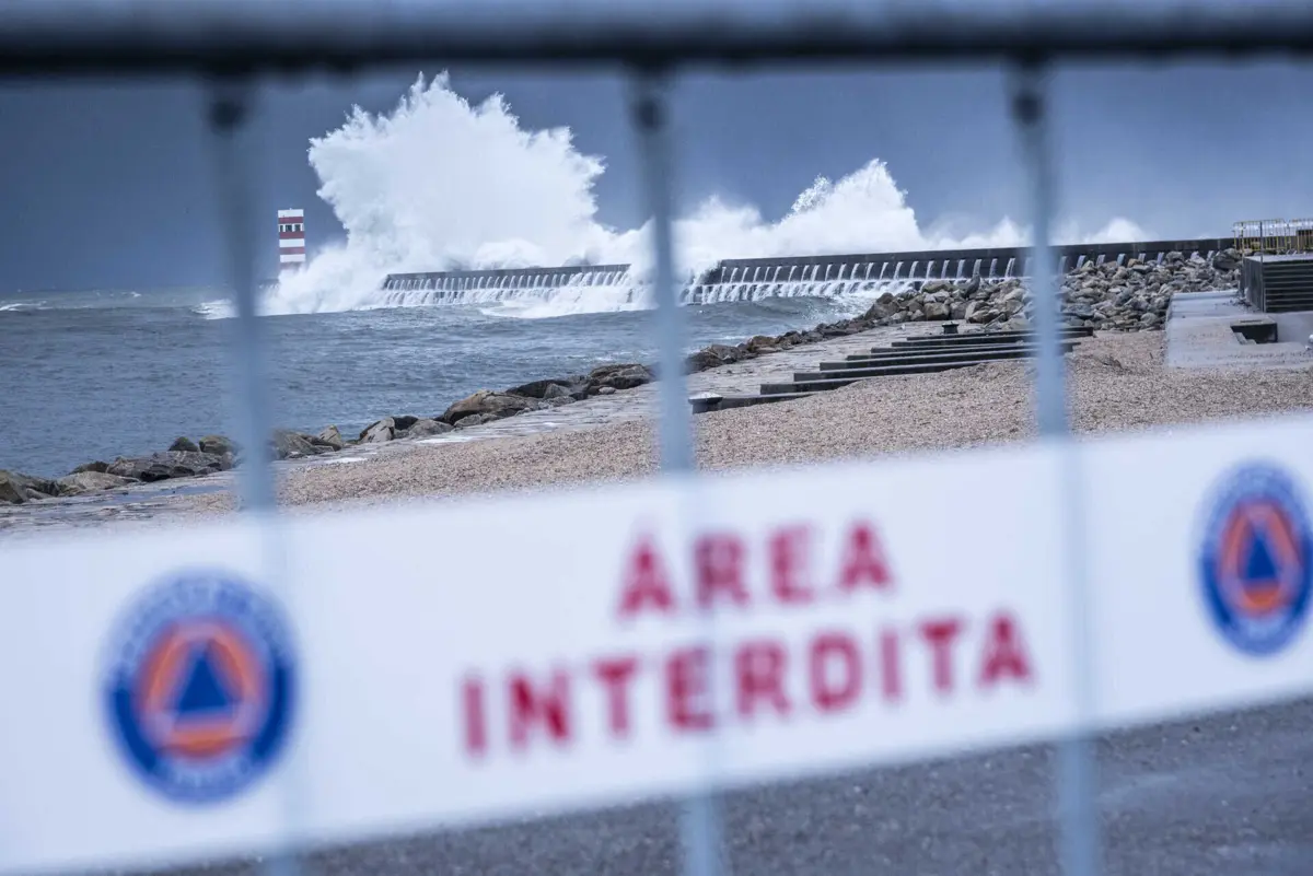 Mau tempo obriga a Corte na Avenida D. Carlos I no Porto até terça-feira
